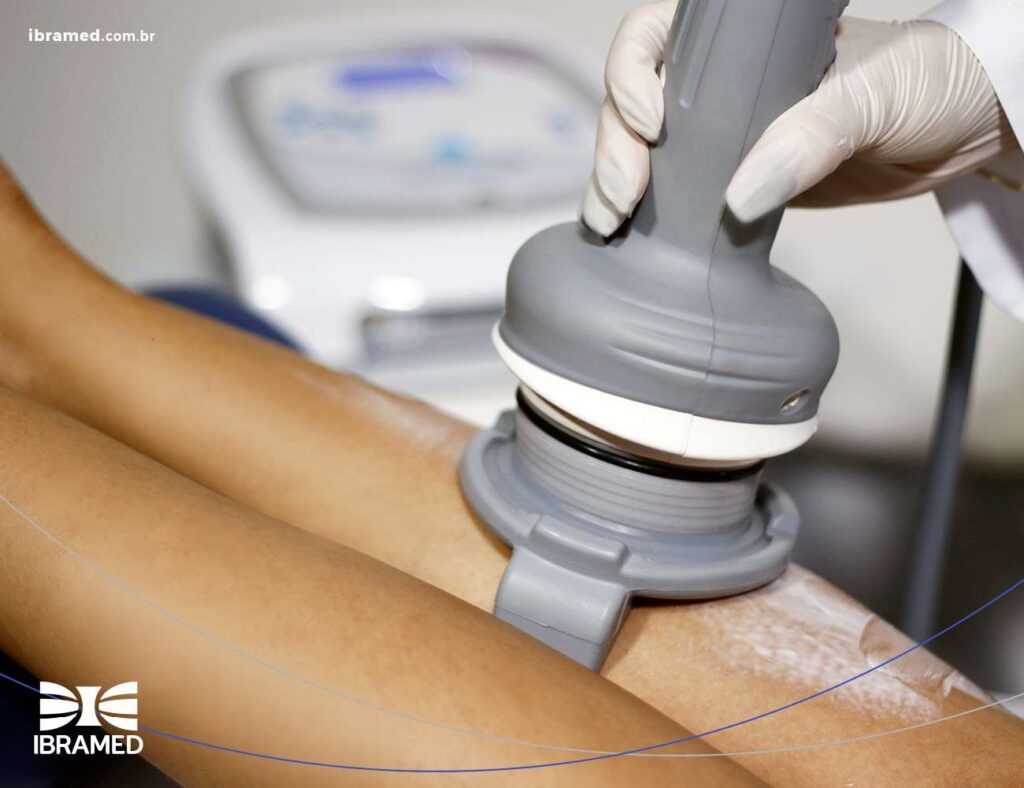 Modellata da IBRAMED fazendo drenagem linfática