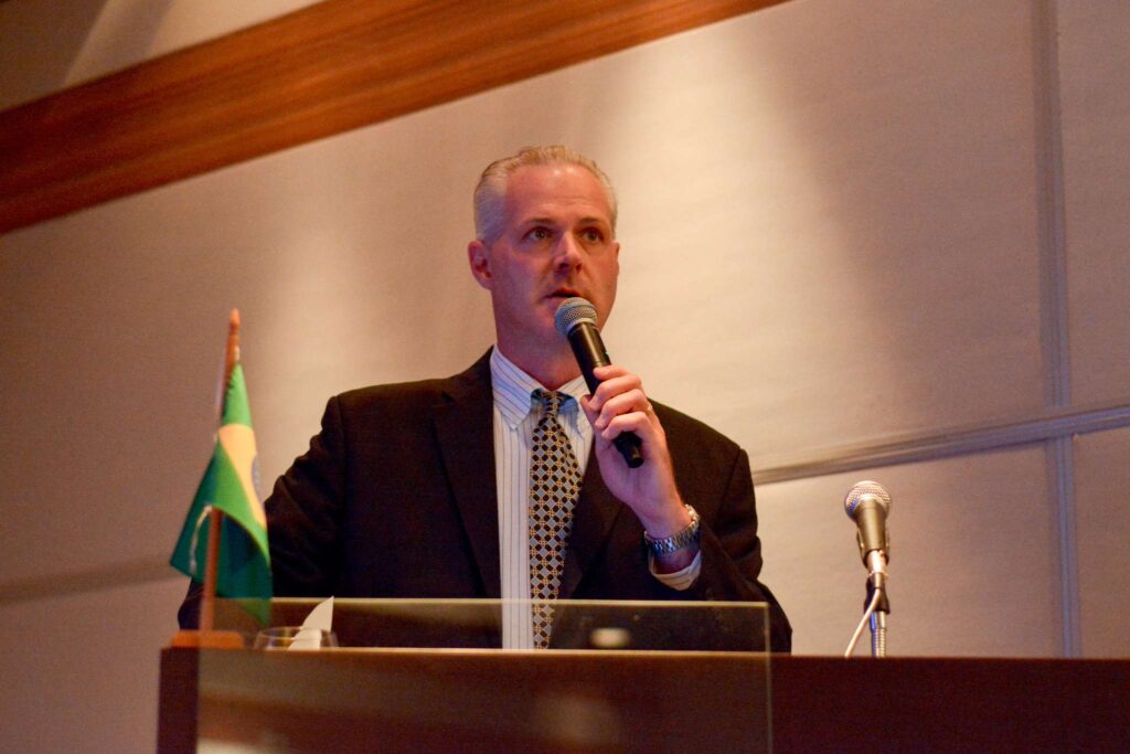 Prof. Dr. James Bellew (EUA), presidente do Meeting Ibramed, fazendo a abertura do evento.