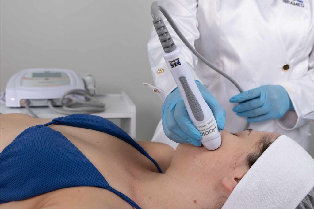 Radiofrequência de Alta Potência 27,12MHz Hooke Ibramed em tratamento facial com seu novo aplicador facial