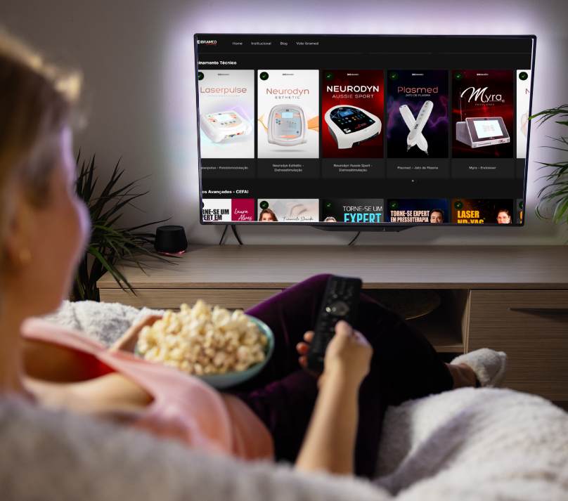 Profissional assistindo ao Ibramed Academy com pipoca, a plataforma de cursos online em estética e reabilitação